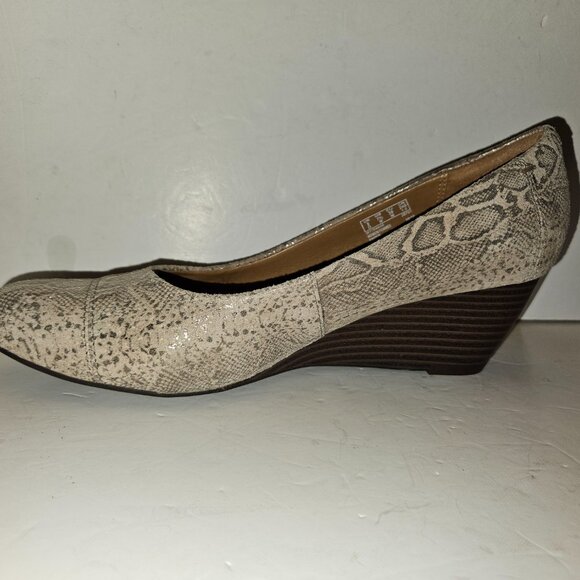 Clark's Collection Soft Cushion Wedge Pumps. US 7.5 M - Picture 8 of 16